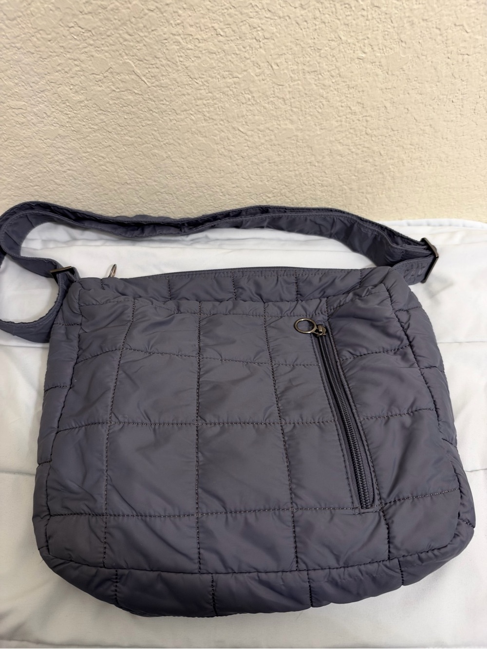 Rad Rev cloud messenger bag in grey - spooky